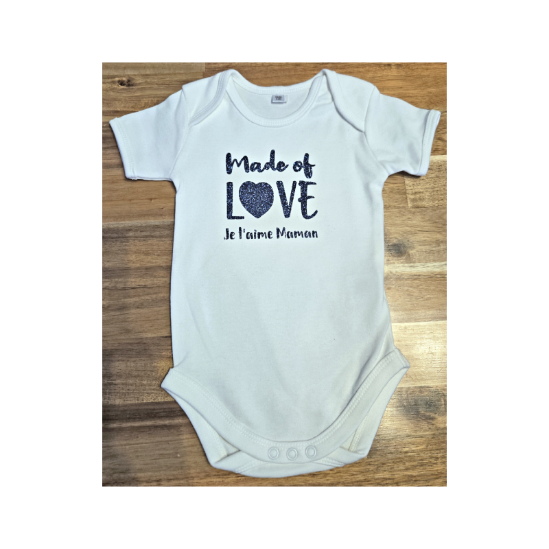 Body bébé personnalisé avec un texte 'Je t'aime Maman'. Body bébé personnalisé avec un texte 'Je t'aime Maman'.