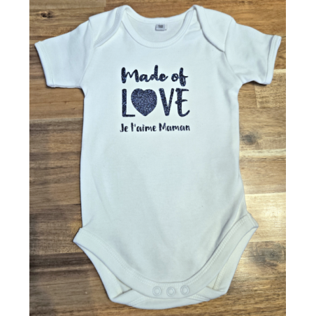 Body bébé personnalisé avec un texte 'Je t'aime Maman'.