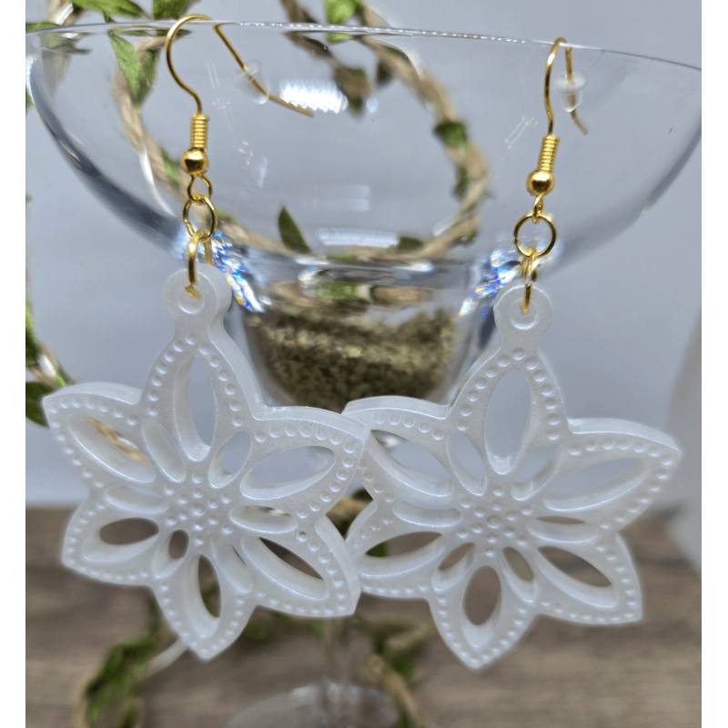 Boucles d'oreilles florales blanches